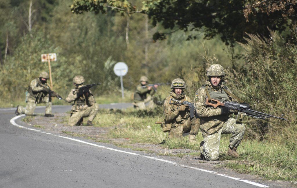На популярному курорті західної України помітили озброєних "зелених чоловічків": стало відомо, що відбувається
