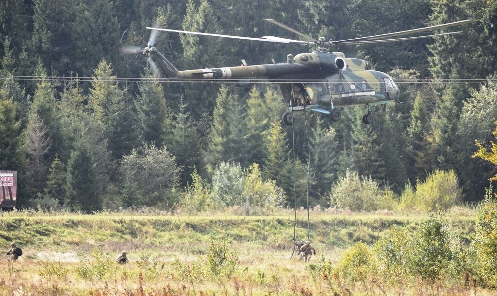 ''Зелені чоловічки'' у Карпатах: Міноборони пояснило тривожну ситуацію