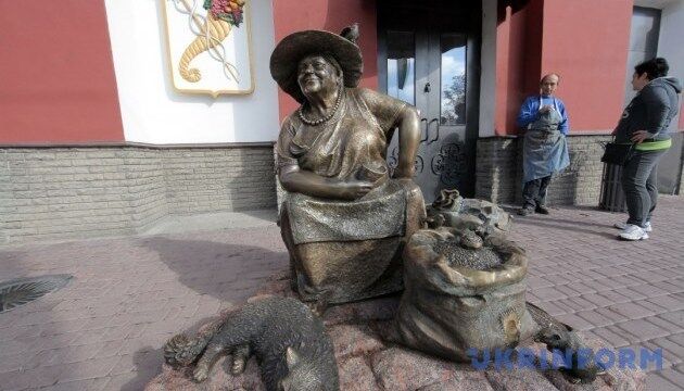 Торговка семечками: в Харькове установили необычный памятник