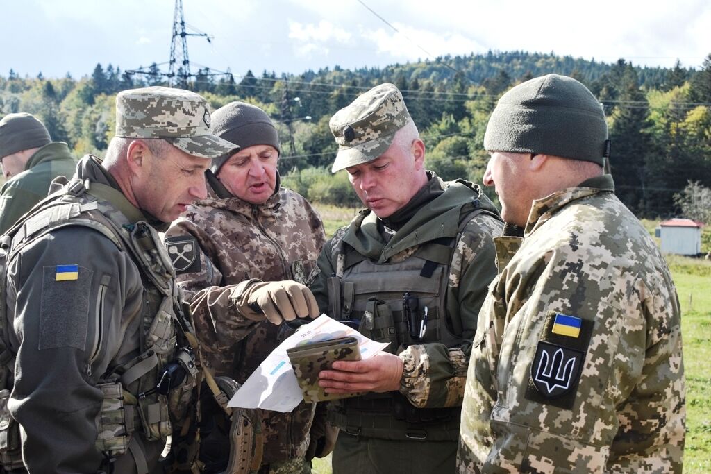 На популярному курорті західної України помітили озброєних "зелених чоловічків": стало відомо, що відбувається