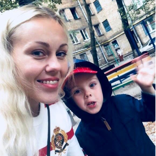''Як дві краплі'': співачка Alyosha поділилася рідкісним кадром з сином