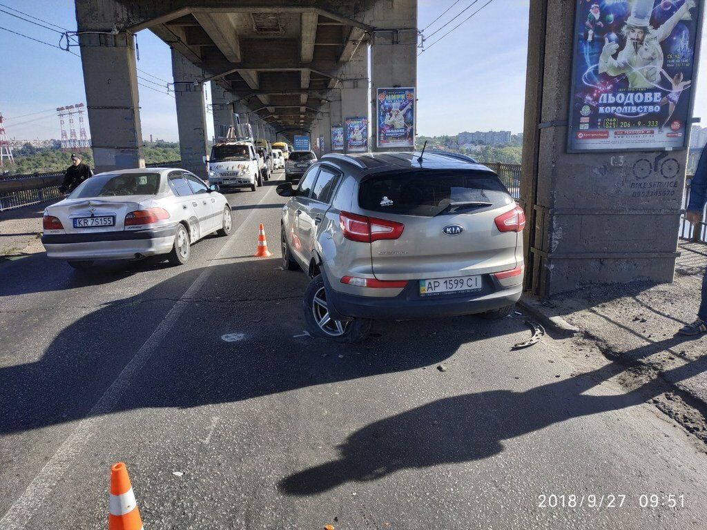 Сегодня утром на мосту Преображенского автомобили стояли в пробке из-за тройного ДТП (ФОТО)