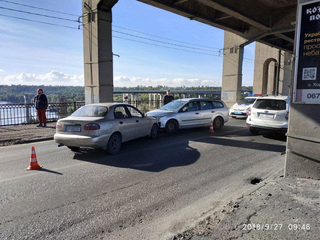 Сегодня утром на мосту Преображенского автомобили стояли в пробке из-за тройного ДТП (ФОТО)