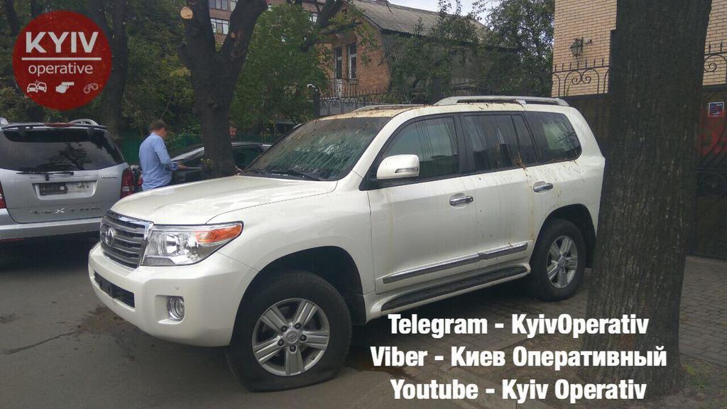 ''Как же без г*вна?'' В Киеве облили фекалиями авто российских дипломатов