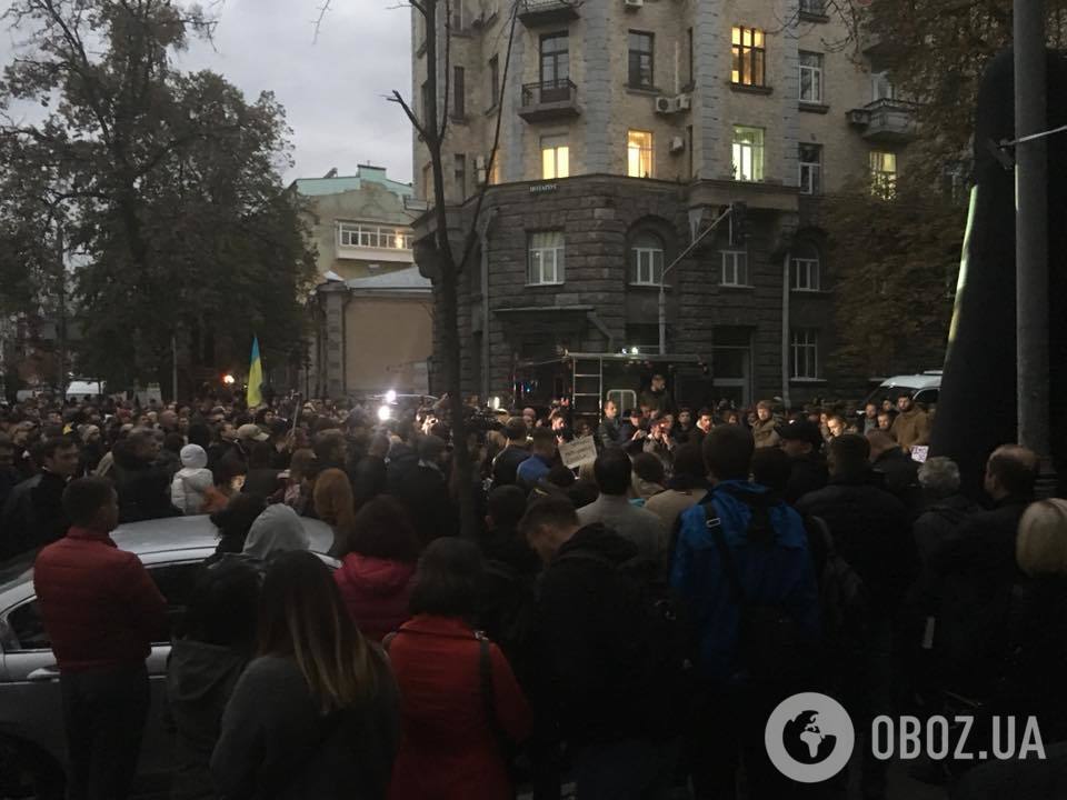 ''Молчание убивает'': киевляне вышли на протест под администрацию президента