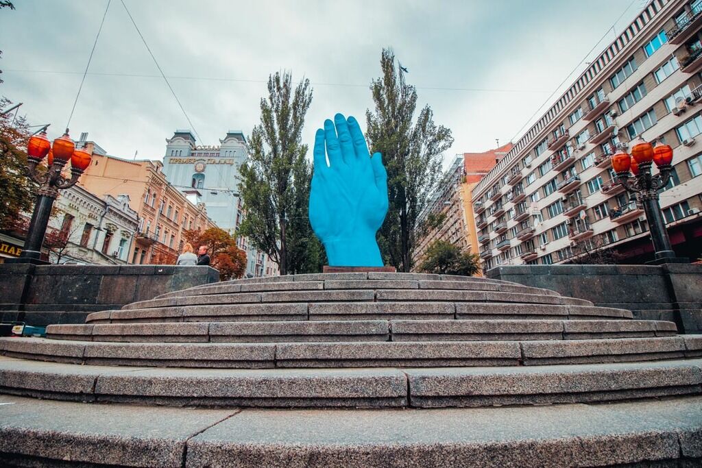 В Киеве вместо памятника Ленину установили гигантскую руку: что о ней известно