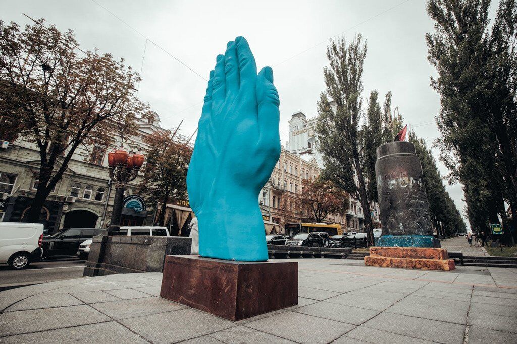 У Києві замість пам'ятника Леніну встановили гігантську руку: що про неї відомо