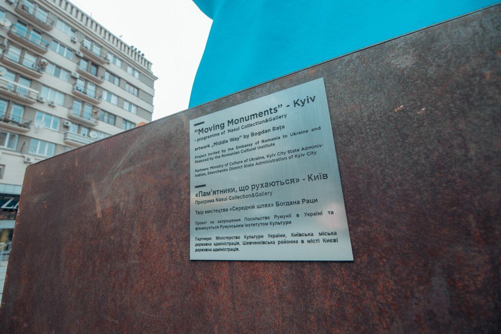 В Киеве вместо памятника Ленину установили гигантскую руку: что о ней известно