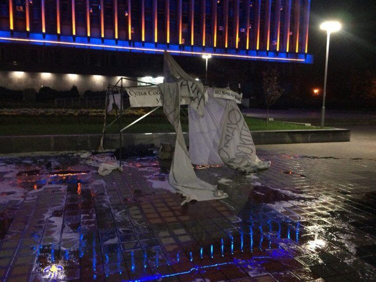 В центре Запорожья под зданием ОГА сожгли палатку протестующего