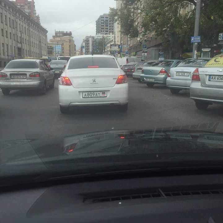 ''Чому немає цеглини в лобовусі?'' У Києві помітили авто з номерами "ДНР"