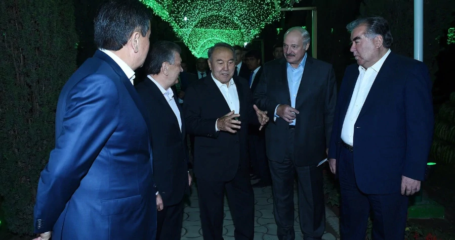 Взяв за руку і показав свої кавуни: президент Таджикистану помацав Путіна. Відео та фотофакт