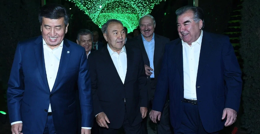 Взяв за руку і показав свої кавуни: президент Таджикистану помацав Путіна. Відео та фотофакт