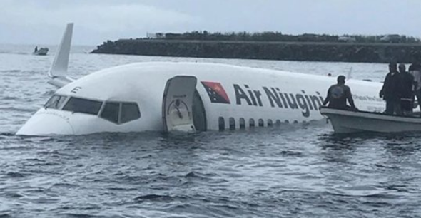 Пассажирский самолет ''рухнул'' в океан в Микронезии