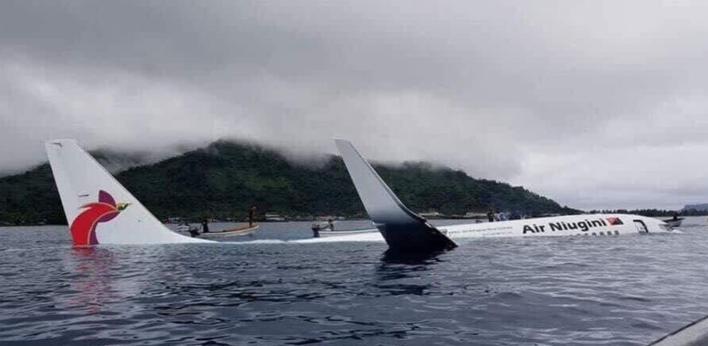 Пассажирский самолет ''рухнул'' в океан в Микронезии