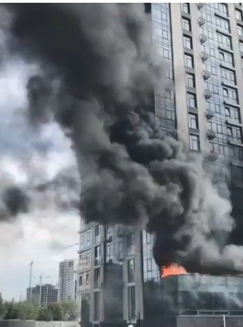 В елітному житловому будинку Києва спалахнула пожежа: перше відео