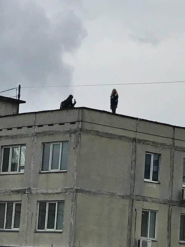 ''Скоро на спор прыгать будут'': на камеру засняли опасное развлечение детей в Киеве