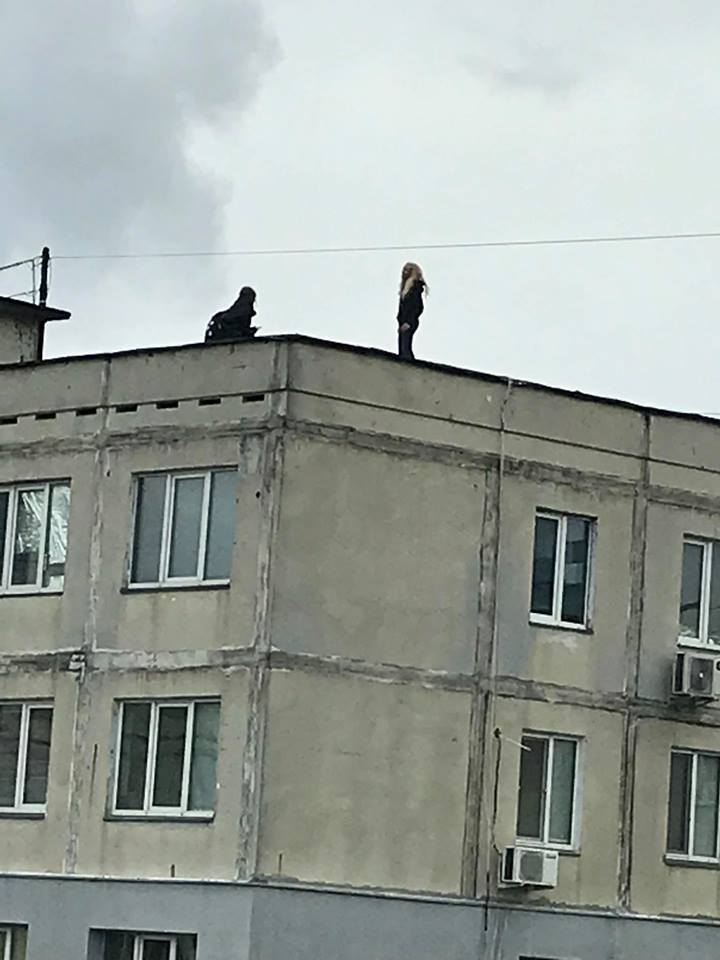 ''Скоро на спор прыгать будут'': на камеру засняли опасное развлечение детей в Киеве