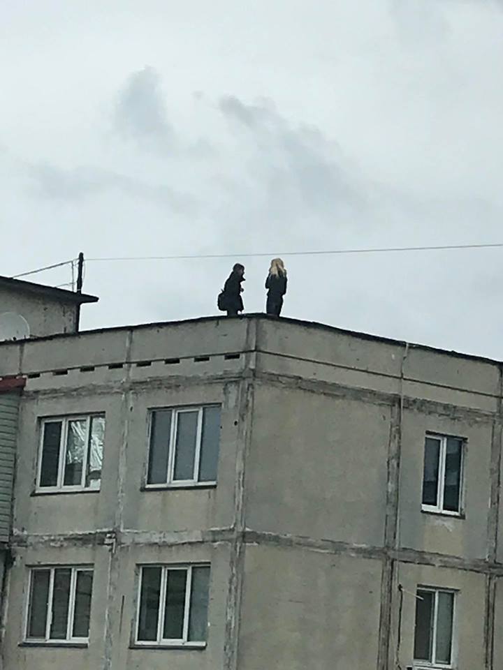 ''Скоро на спор прыгать будут'': на камеру засняли опасное развлечение детей в Киеве