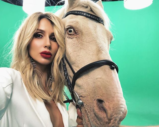 "Собчак стала лучше выглядеть": Лобода удивила странным фото с лошадью