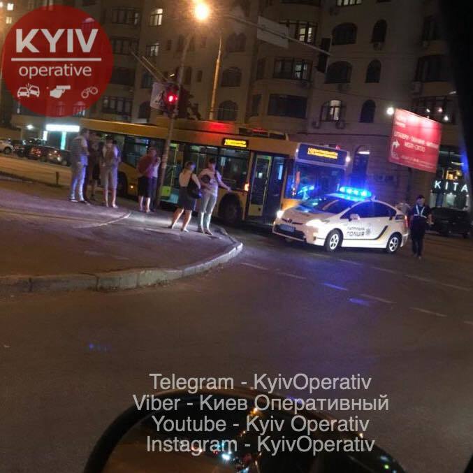 В Киеве троллейбус протаранил авто полиции: фото с места ДТП