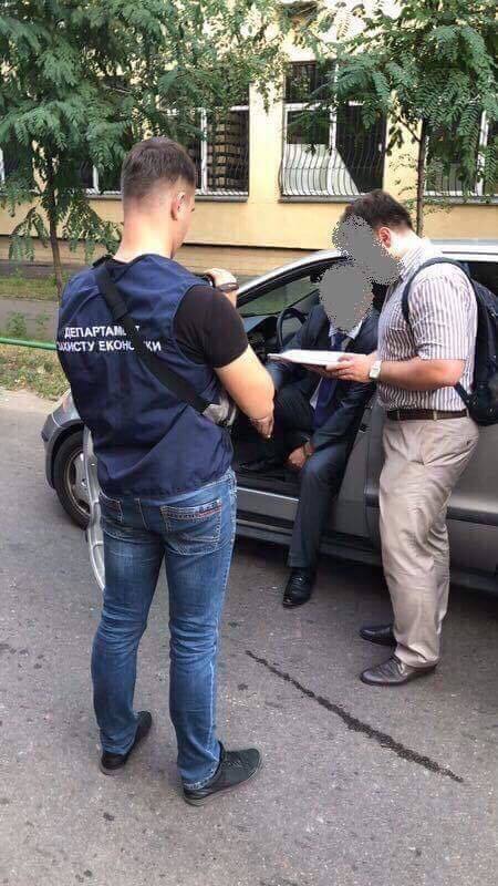 У Києві спіймали на хабарі топ-чиновника: фото затримання