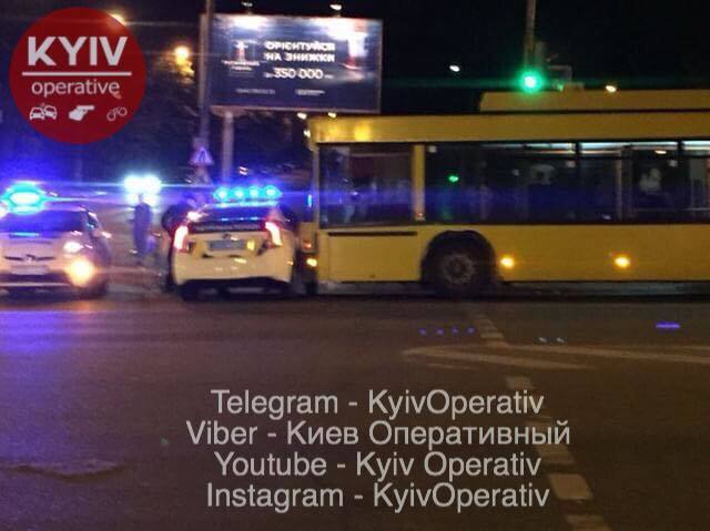 В Киеве троллейбус протаранил авто полиции: фото с места ДТП