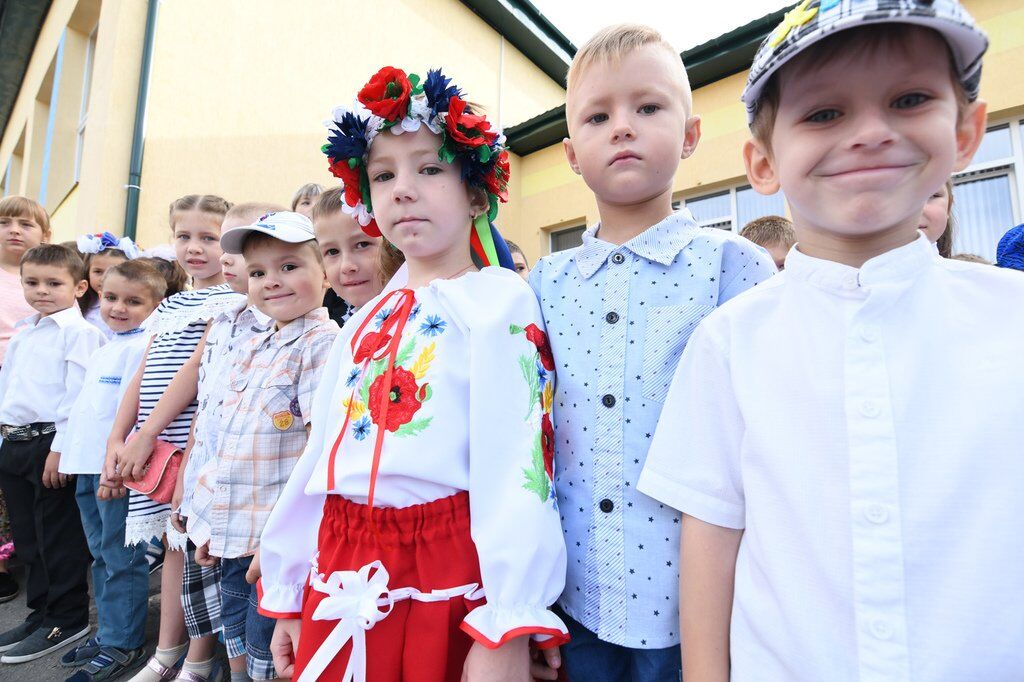 День знаний в школах Донбасса: рюкзаки от благотворителей и встречи с хоккеистами
