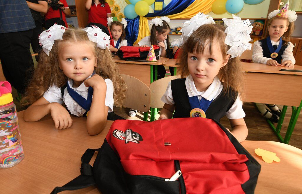 День знаний в школах Донбасса: рюкзаки от благотворителей и встречи с хоккеистами