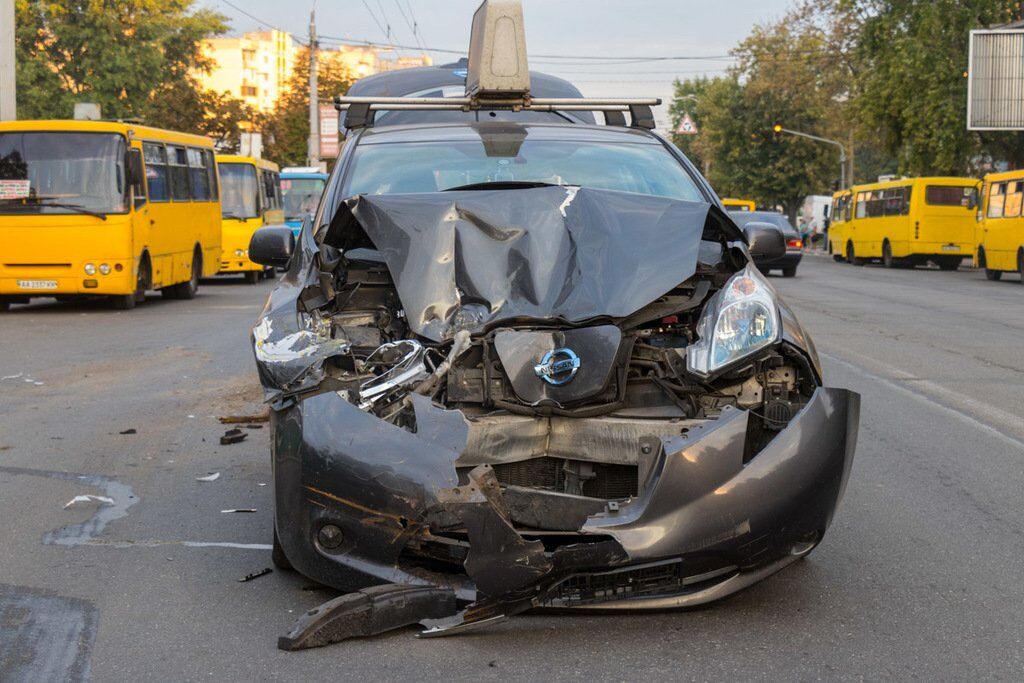 У Києві таксі влетіло у маршрутку: перші фото і подробиці з місця аварії