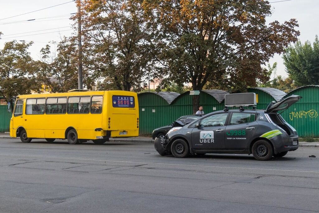 У Києві таксі влетіло у маршрутку: перші фото і подробиці з місця аварії