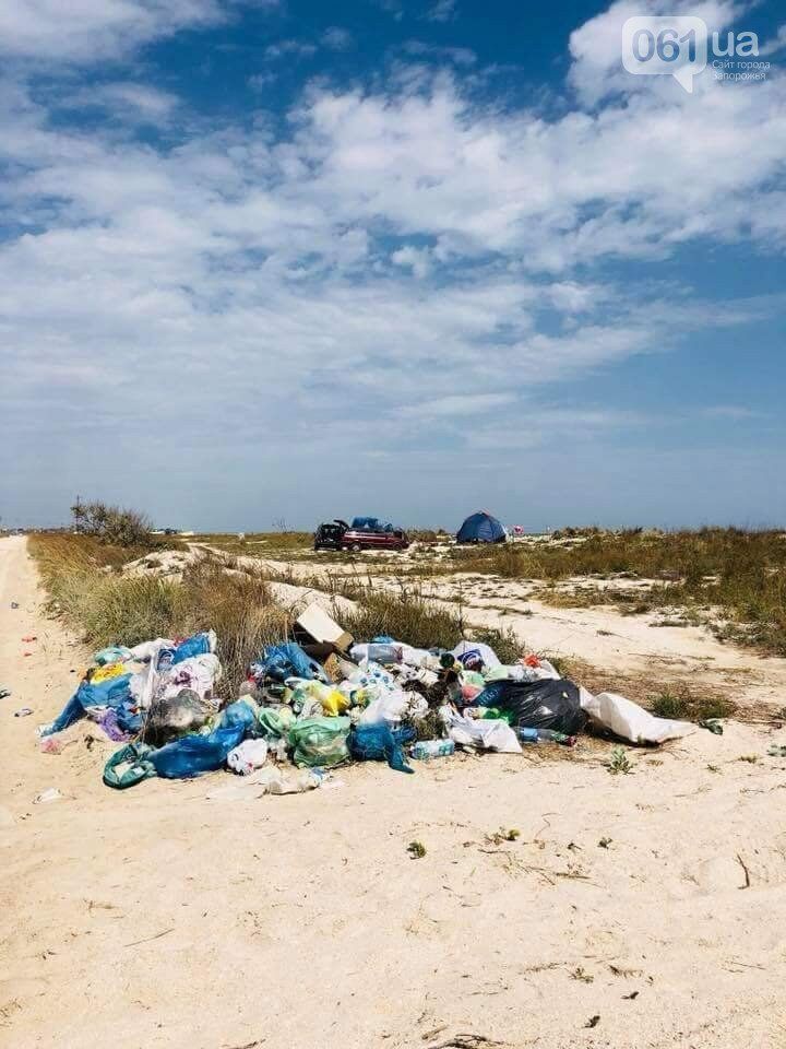 Пляжи Кирилловки утопают в мусоре, оставленном отдыхающими