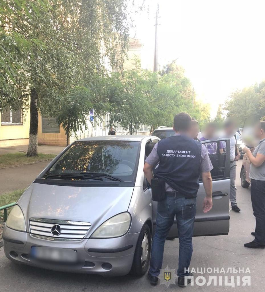 В Киеве поймали на взятках топ-чиновника Госгеонедр: фото задержания