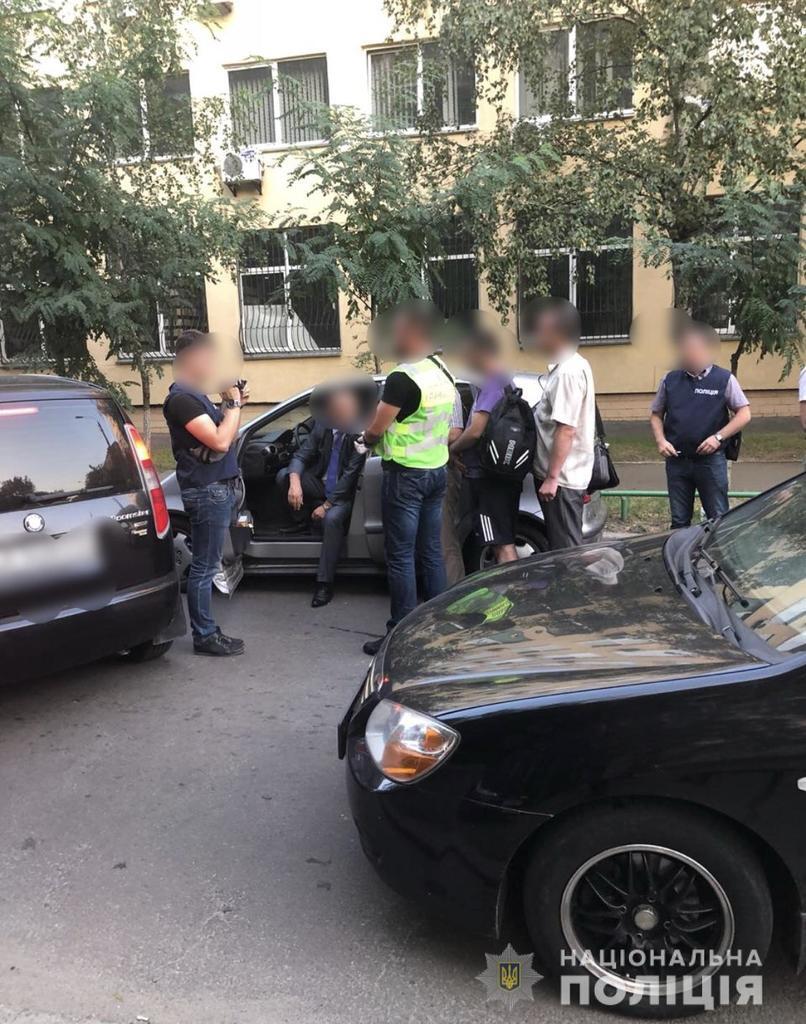В Киеве поймали на взятках топ-чиновника Госгеонедр: фото задержания