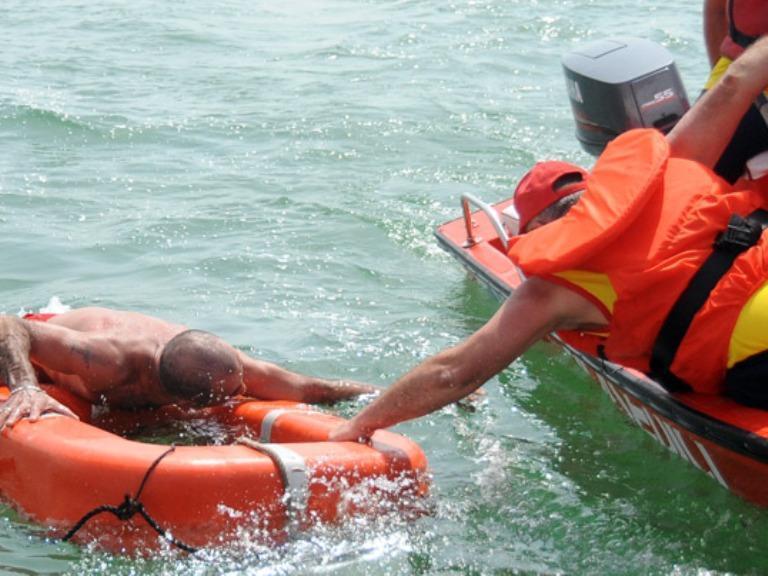 В Бердянске спасли двоих мужчин, которых уносило в открытое море