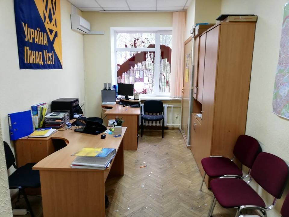 В Киеве напали на приемную известного нардепа: подробности и фото