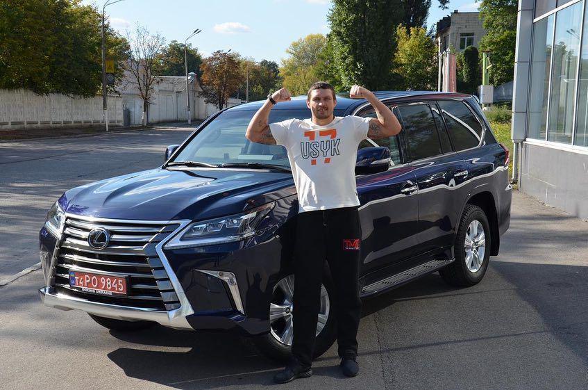 Олександр Усик і його машина