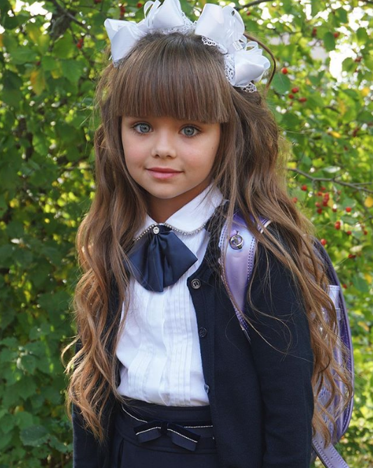 "Самая красивая девочка в мире" пошла в первый класс: фото малышки