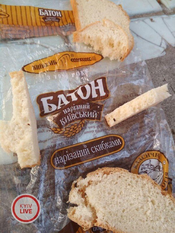 У супермаркеті Києва виявили хліб з личинками: фото