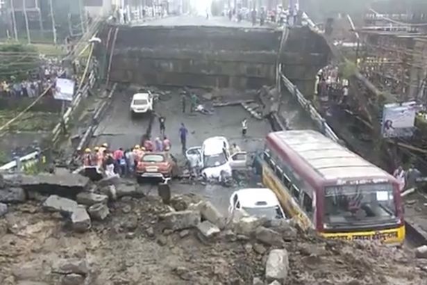 В Индии в час пик рухнул мост: пятеро погибших, десятки раненых и погребенных заживо