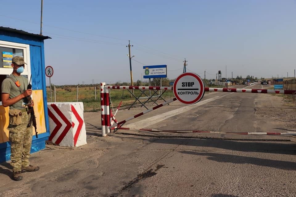 На КПП по сусідству з Кримом прикордонники чергують в масках