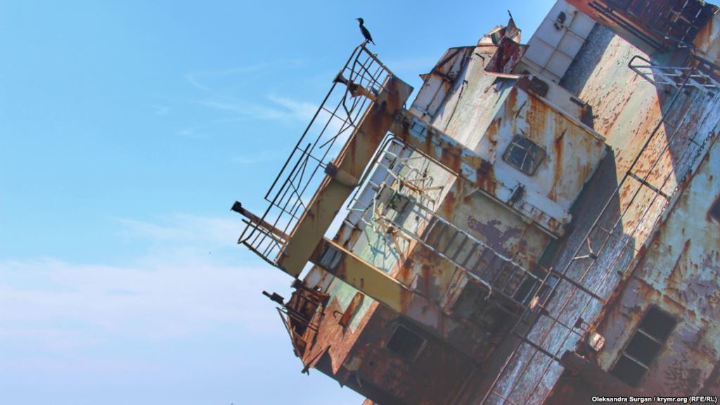 Затонувшее судно в Крыму: появились яркие фото с места кораблекрушения