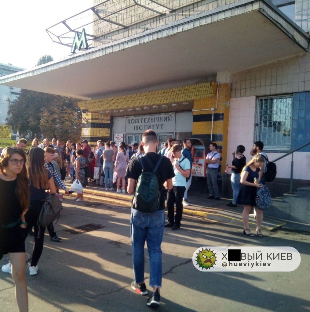 У метро Киева выстроилась огромная очередь: выяснились подробности и причина