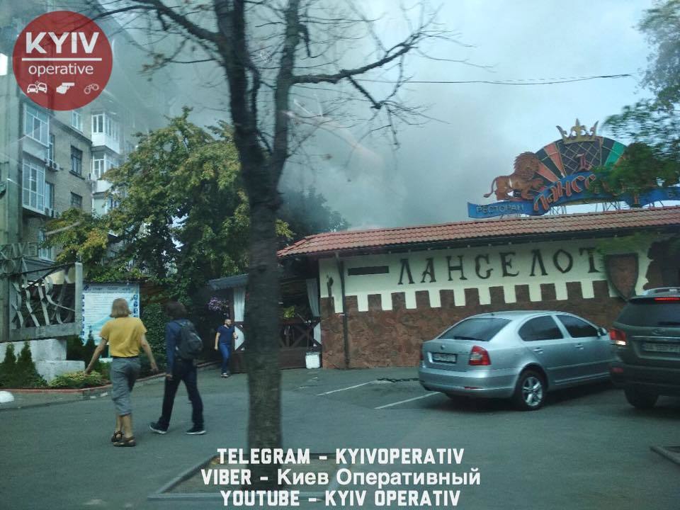У Києві спалахнула масштабна пожежа в ресторані: з'явилися перші фото і відео