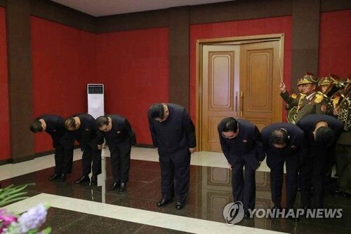 ''Пропавший'' Ким Чен Ын появился на публике в трауре