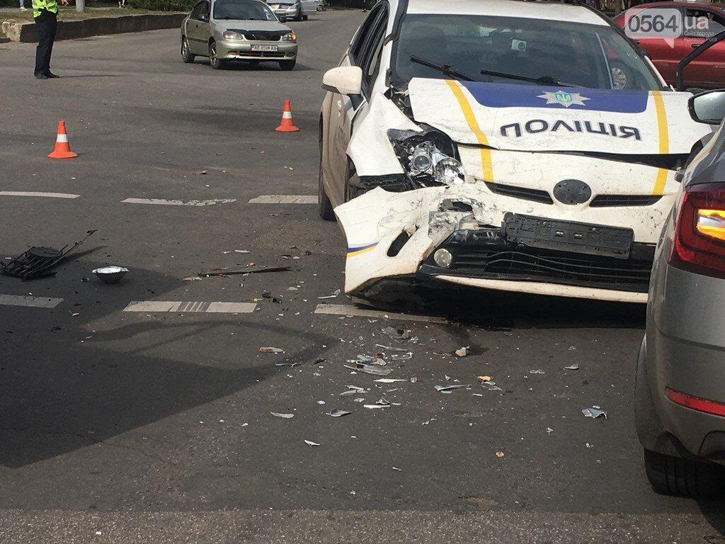 В Кривом Роге экипаж полиции протаранил маршрутку и две легковушки