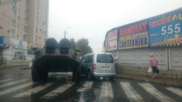 У Вінниці автомобіль потрапив у ДТП із БТРом: фотофакт