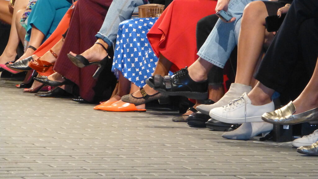 Мюли и уродливые кроссовки: что обувать, если ты главный модник в Киеве