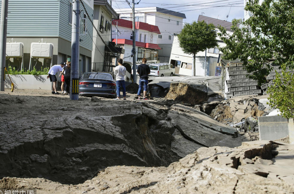 Асфальт навиворіт: Японію сколихнули два потужні землетруси. Фото і відео з епіцентрів