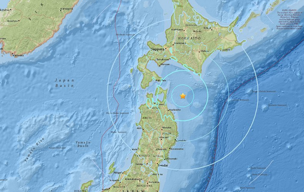 Асфальт наизнанку: Японию всколыхнули два мощных землетрясения. Фото и видео с эпицентров
