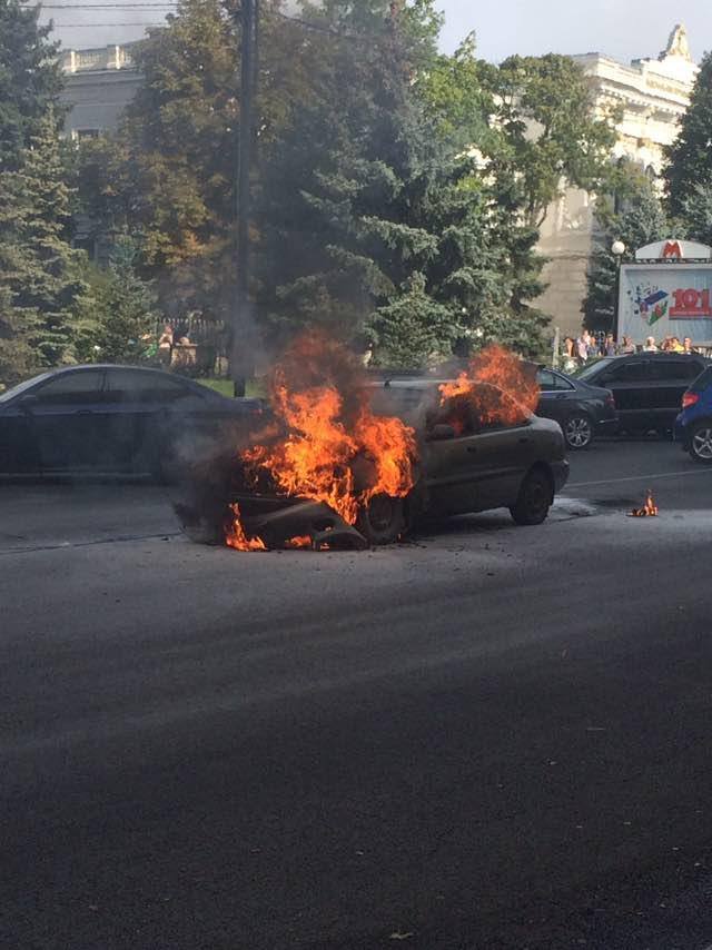 У Харкові на ходу загорівся автомобіль: відео з місця НП